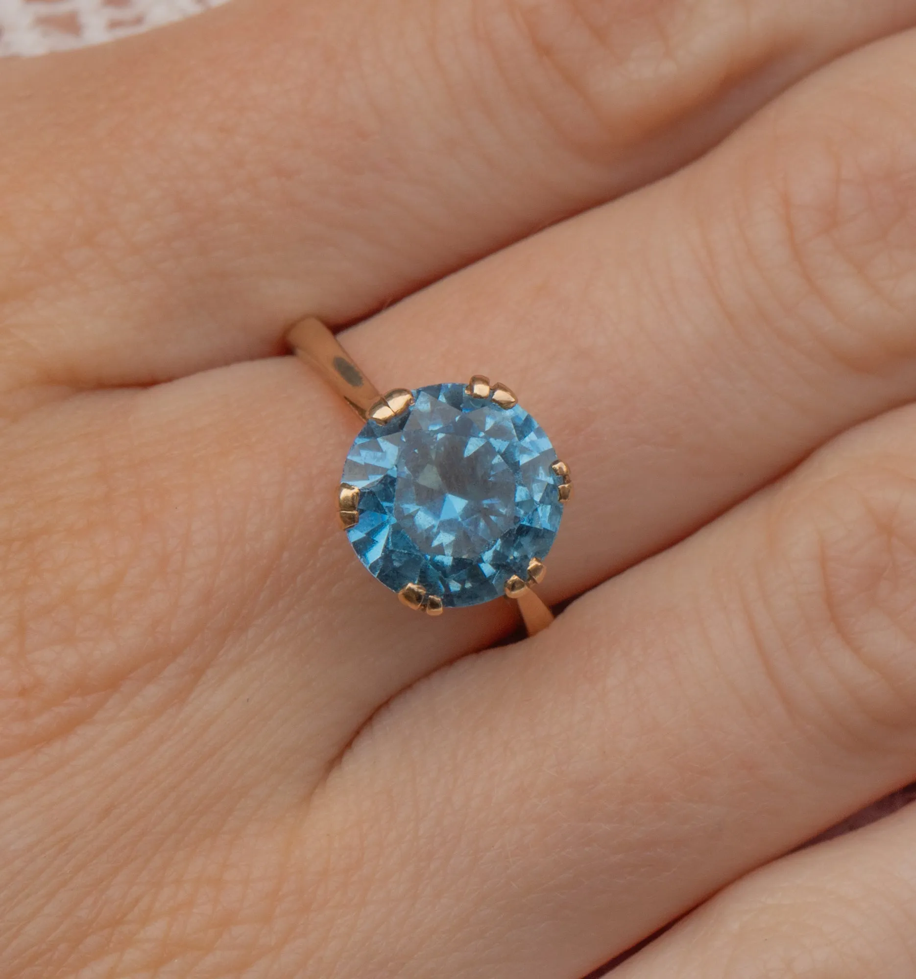 9ct Gold Blue Topaz Solitaire Ring, 5.29ct