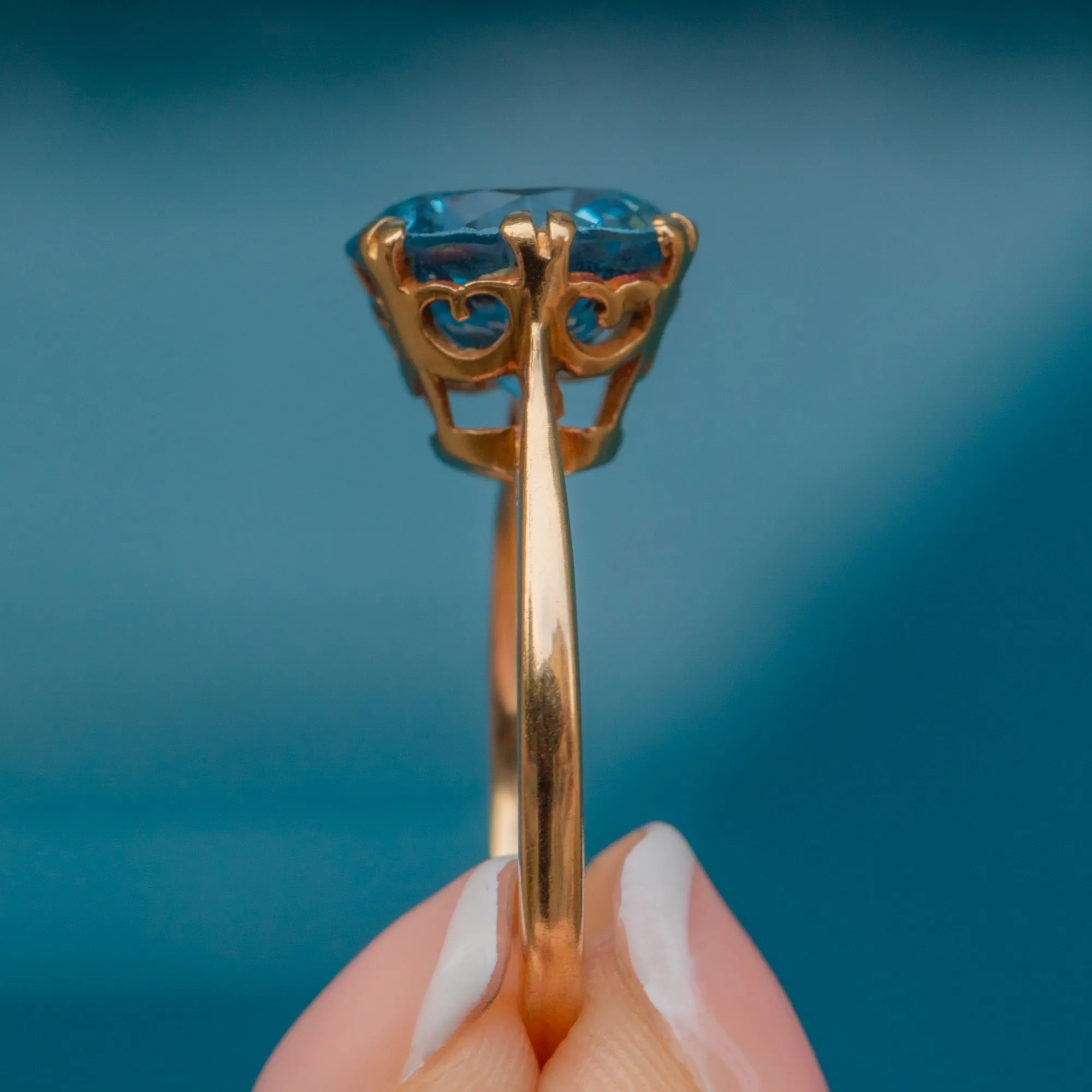 9ct Gold Blue Topaz Solitaire Ring, 5.29ct