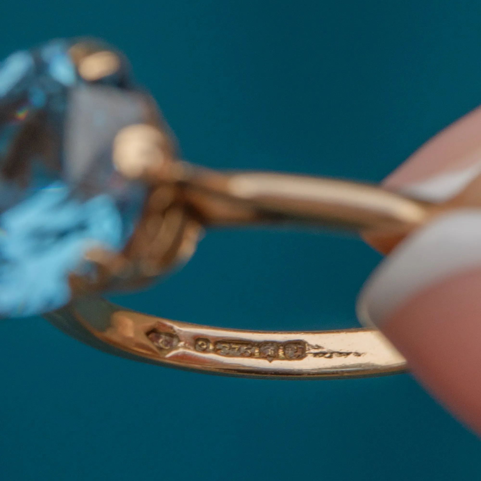 9ct Gold Blue Topaz Solitaire Ring, 5.29ct