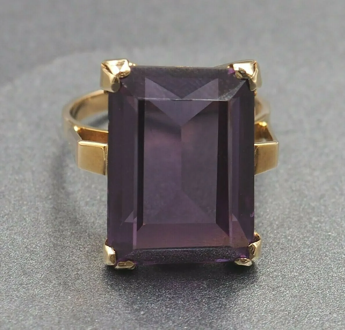 Colour Changing Sapphire 9ct Yellow Gold Dress Ring