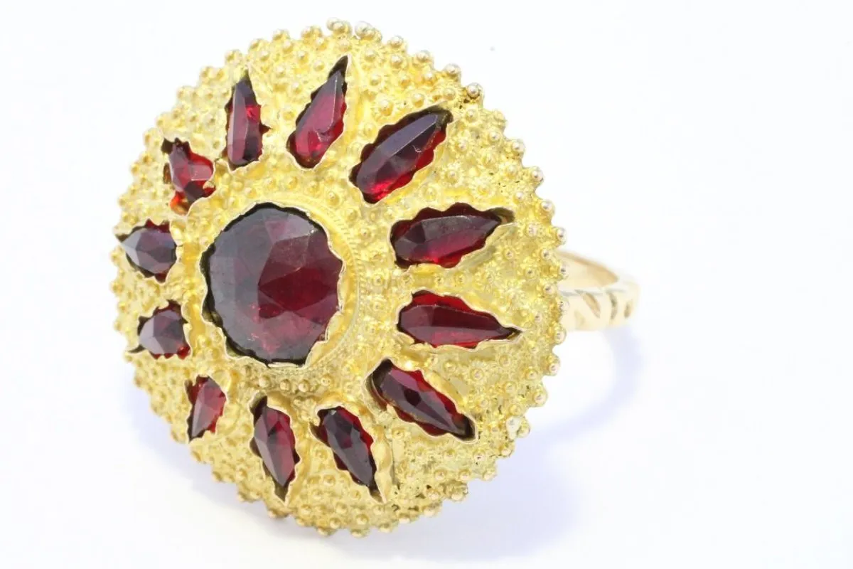 Garnet sun burst ring in 14 carat gold
