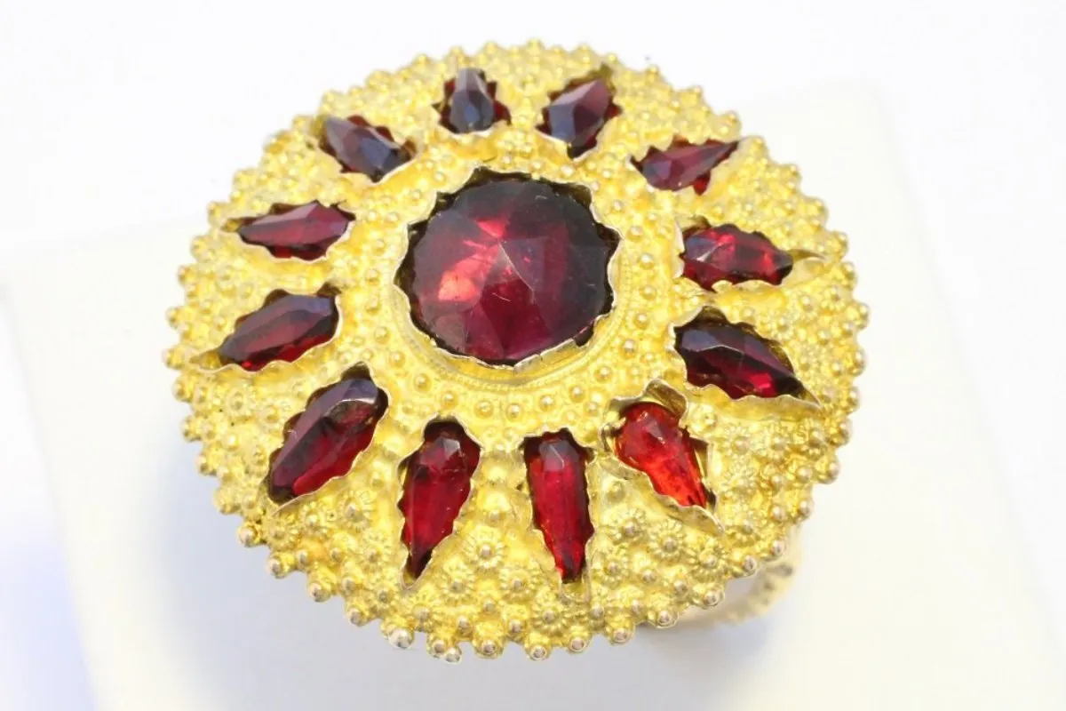 Garnet sun burst ring in 14 carat gold