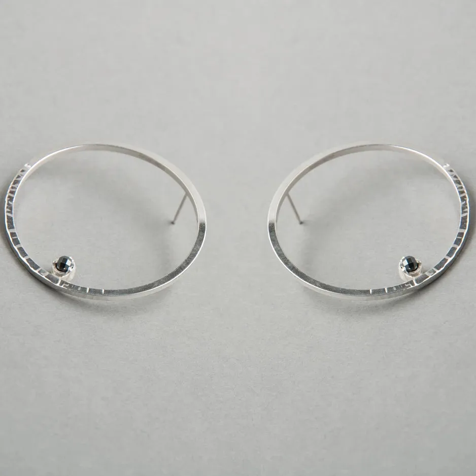 MOMENT EARRING