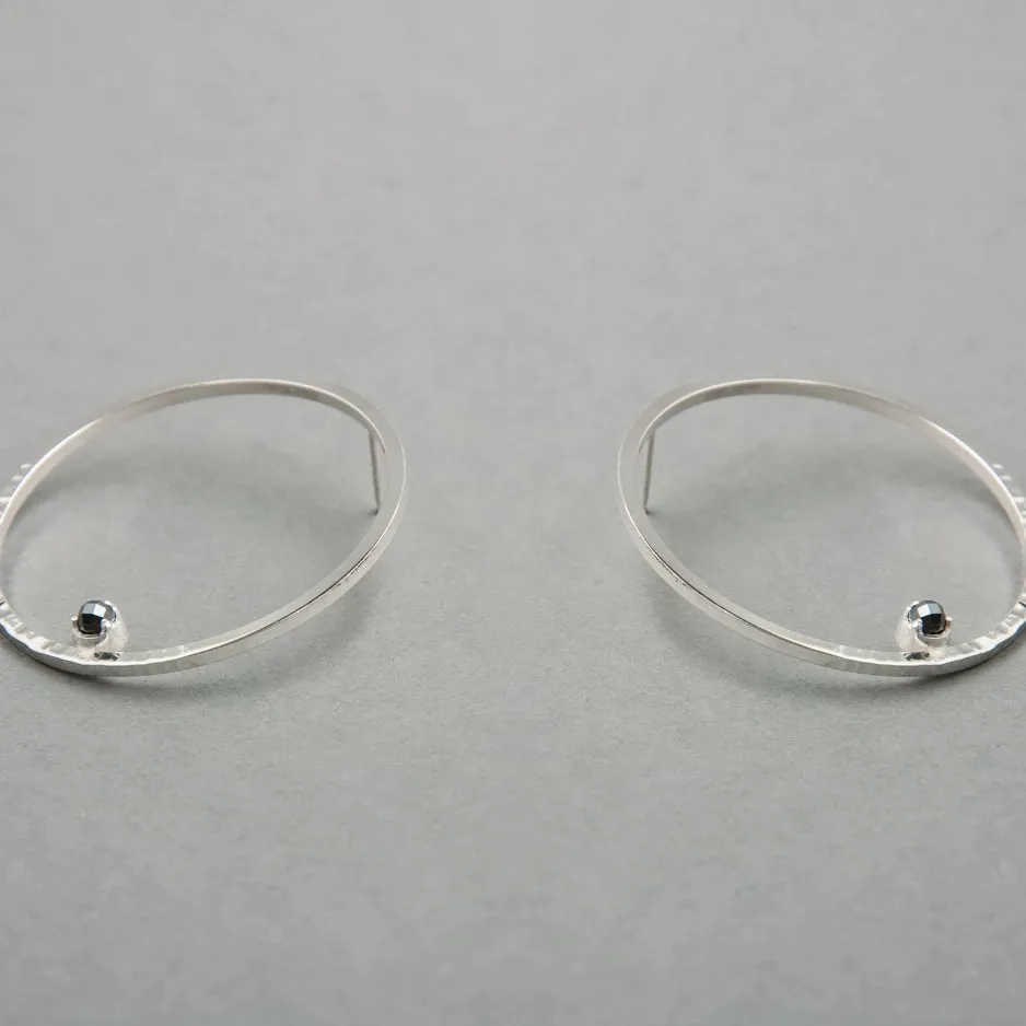 MOMENT EARRING