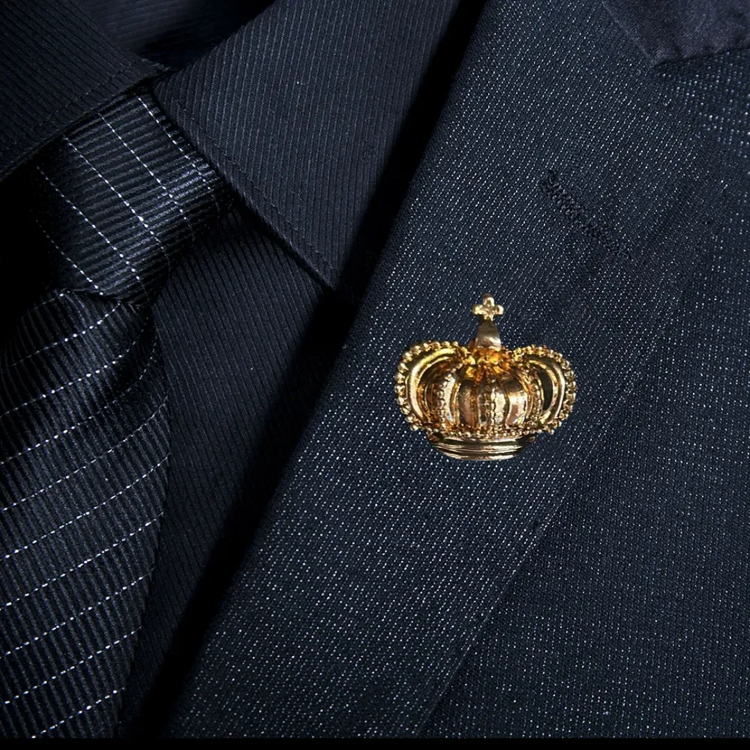 Small crown pin